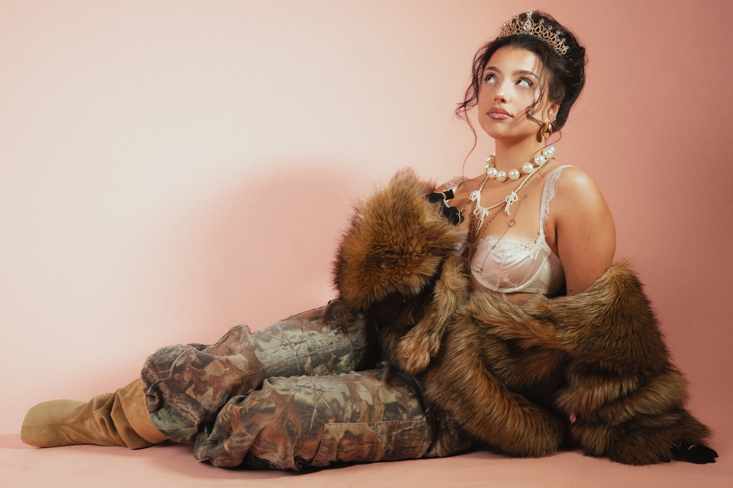 Leyla istuu lattialla. Diana-single sai inspistä prinsessa Dianasta!
