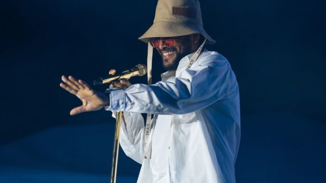 Maxwell mikin edessä. Maxwell saapuu Suomeen!