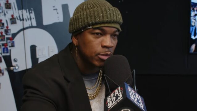 Ne-Yo mikin edessä. Ne-Yo elää polyamorisessa suhteessa!