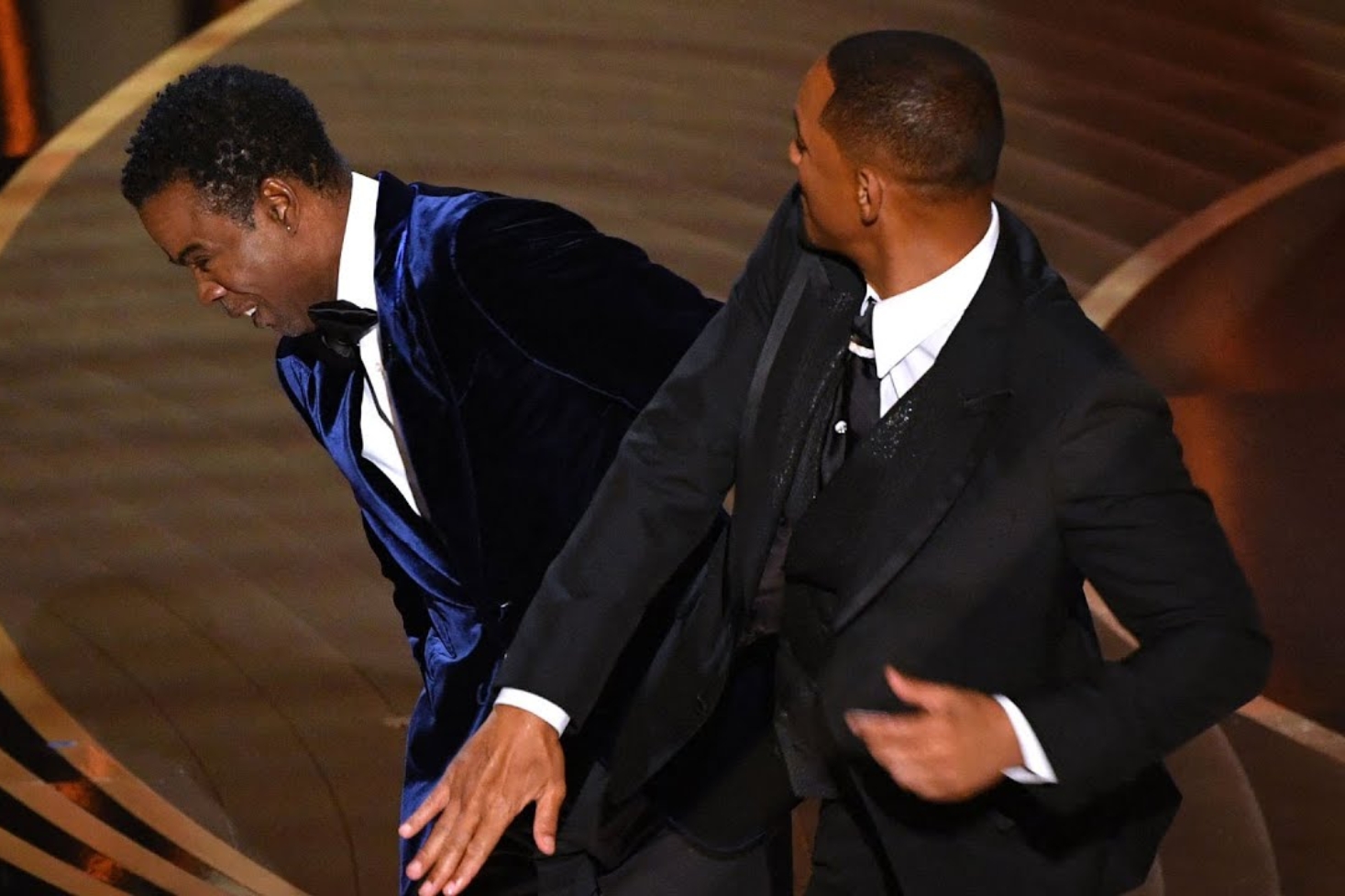 Will Smith läimäisee Chris Rockia. Will Smith palaa Oscar-läimäykseen uudella levyllään!