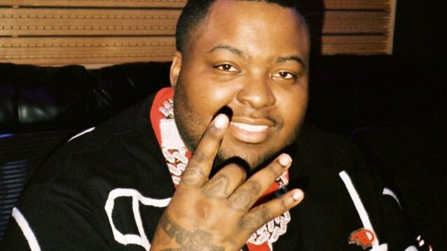 Beautiful Girls -tähti Sean Kingston näyttää käsimerkkiä