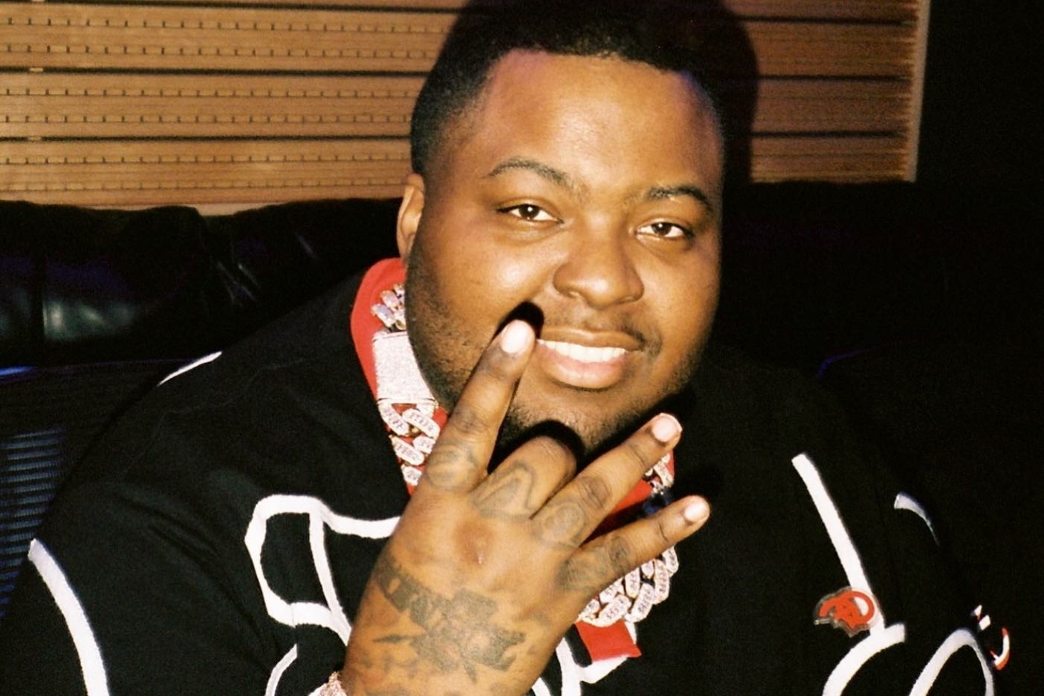 Beautiful Girls -tähti Sean Kingston näyttää käsimerkkiä