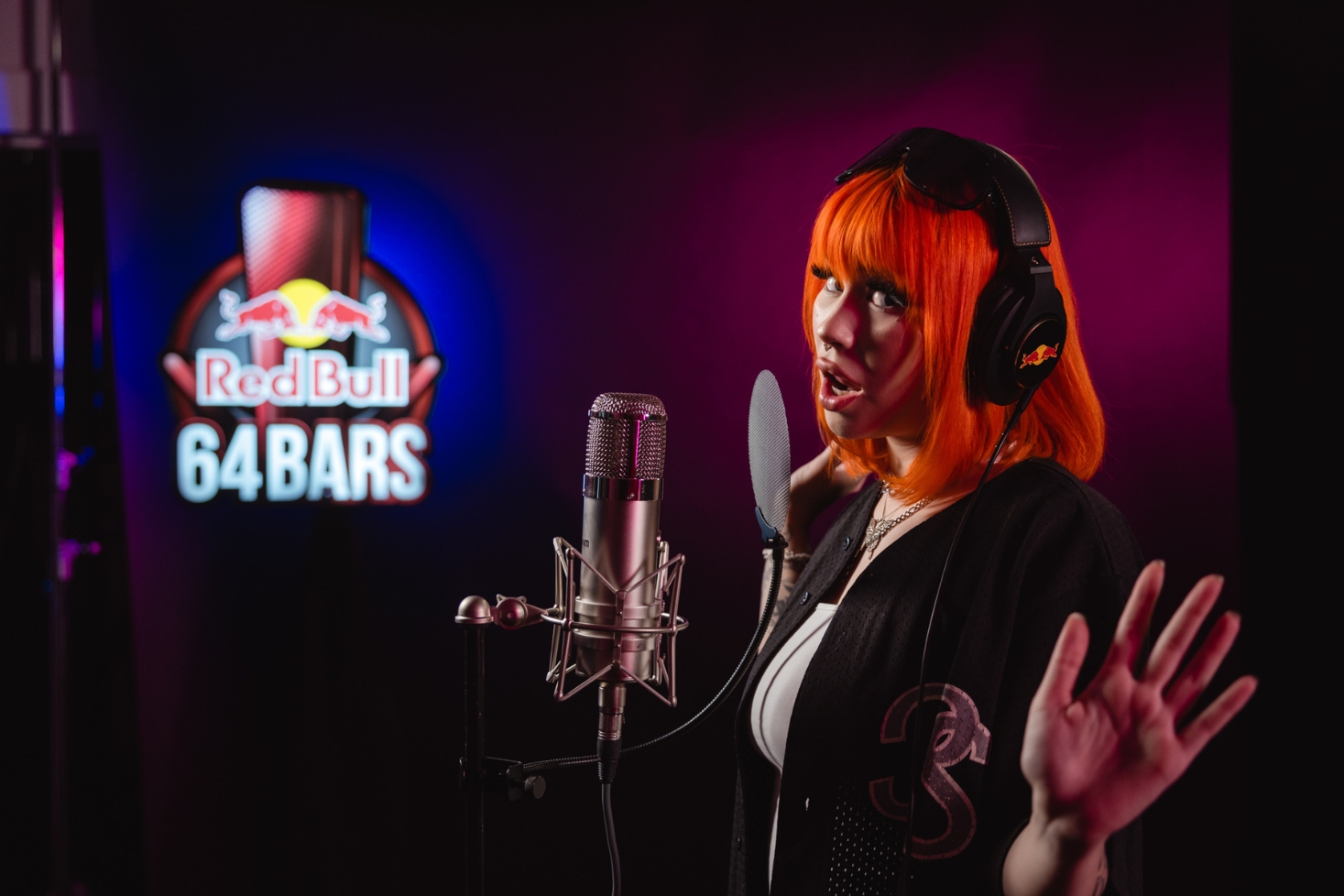 Senya mikin edessä. Senya mukana Red Bull 64 Bars -konseptissa!