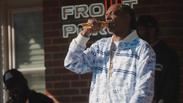 Snoop Dogg mikissä räppäämässä Murder Was the Case -biisiä
