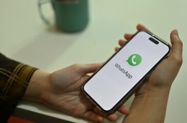 Kännykässä WhatsApp auki. Spotify-kappaleet suoraan WhatsAppiin!