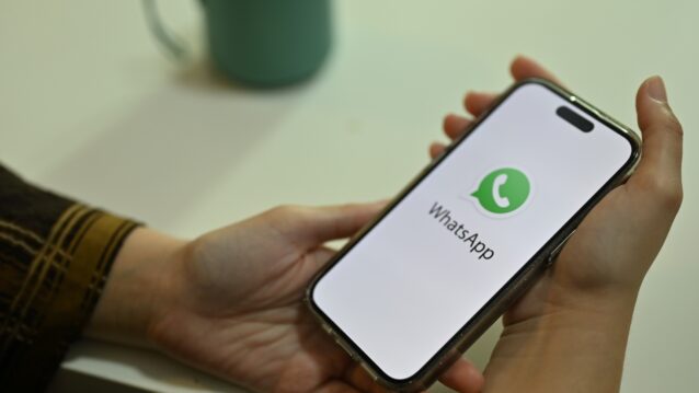 Kännykässä WhatsApp auki. Spotify-kappaleet suoraan WhatsAppiin!