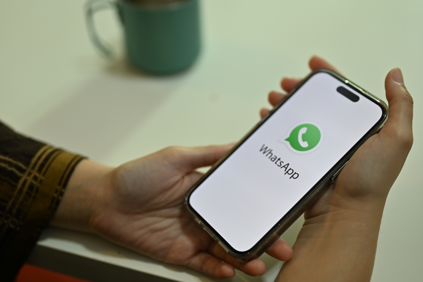 Kännykässä WhatsApp auki. Spotify-kappaleet suoraan WhatsAppiin!