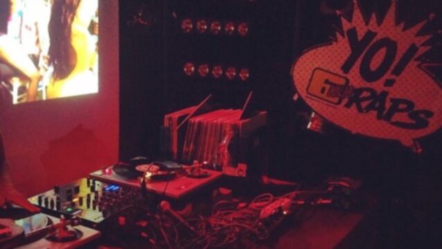 Yo! Kuudes Linja Raps dj-setup lavalla