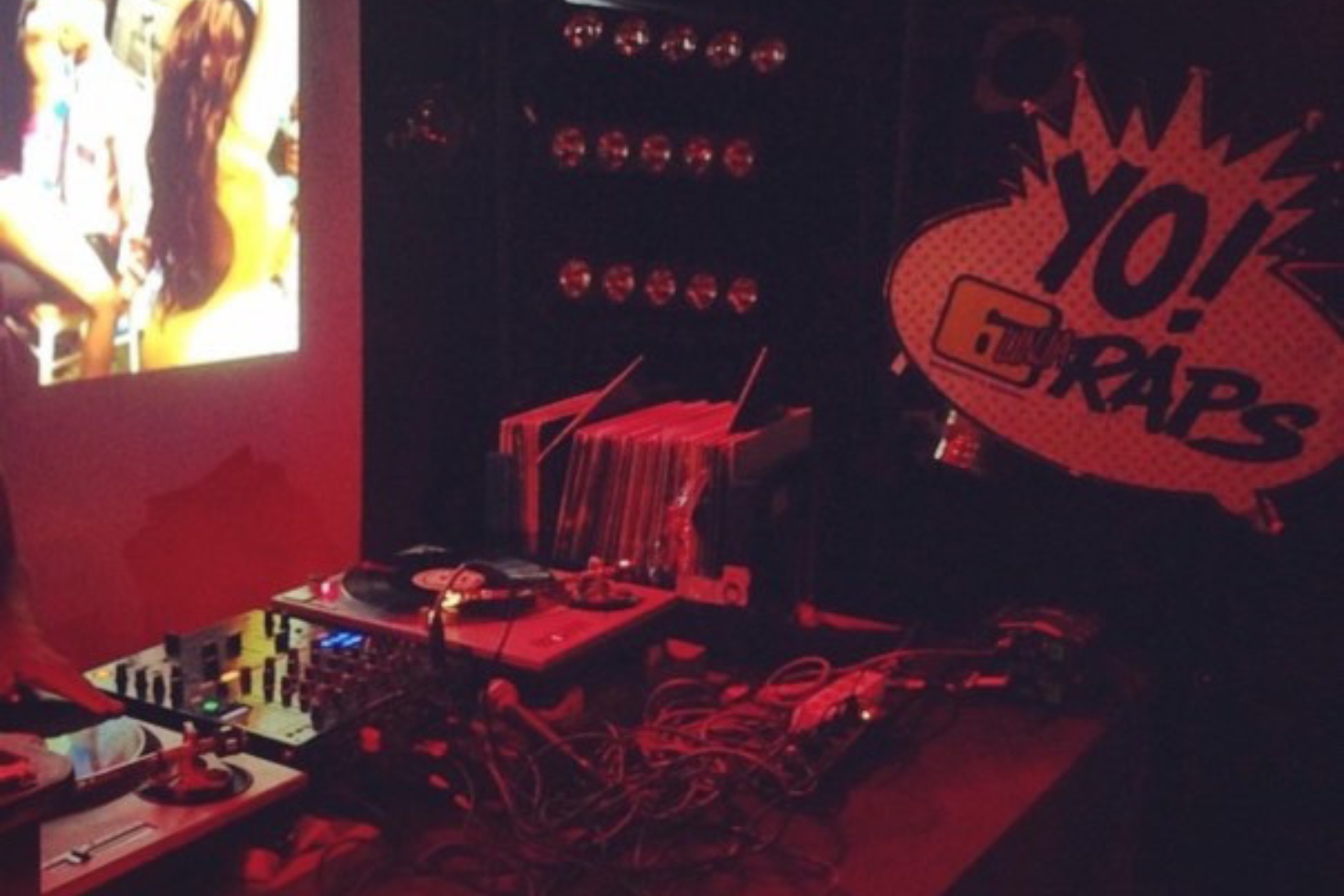 Yo! Kuudes Linja Raps dj-setup lavalla