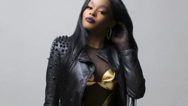 Azealia Banks mustassa nahkatakissa