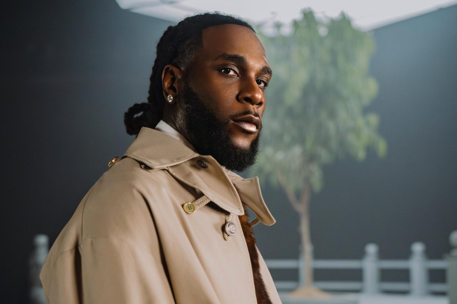 Burna Boy poseeraa kameraa kohti. Burna Boy saapuu Flow Festivaliin!