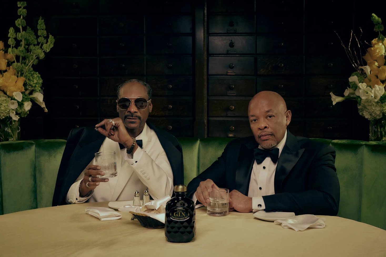 Snoop Dogg ja Dr. Dre mukilla. Dr. Dre ja Snoop Dogg avaavat oman baarinsa!
