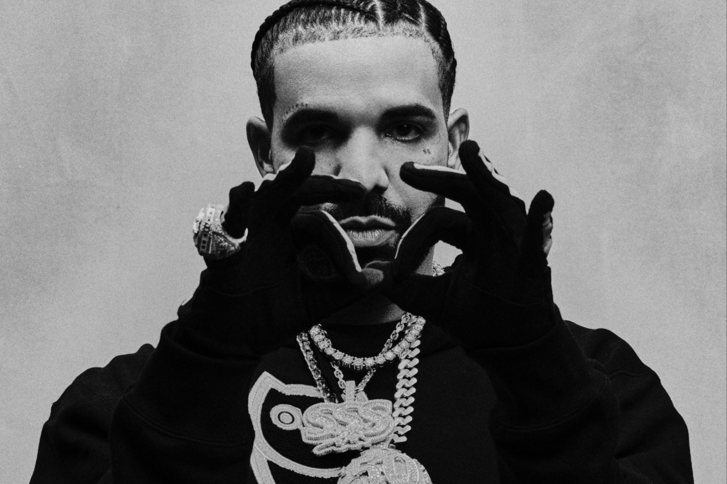 Drake näyttää käsimerkkejä. Draken Nokia-video näki päivänvalon!