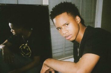 Entinen teiniräppäri eli Tay-K television vieressä