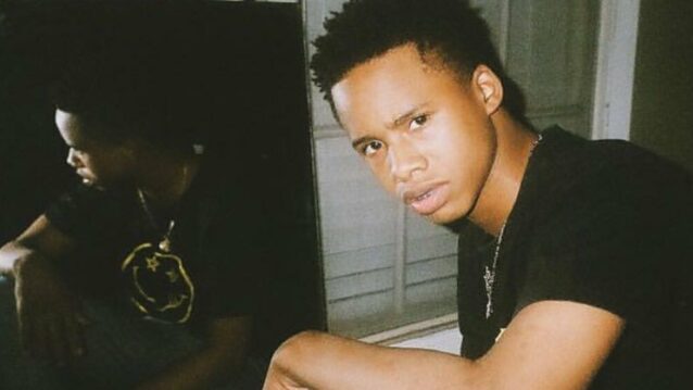 Entinen teiniräppäri eli Tay-K television vieressä