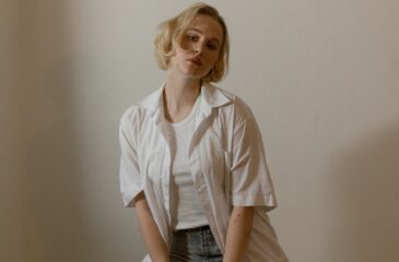 Ellaella valkoinen kauluspaita päällä