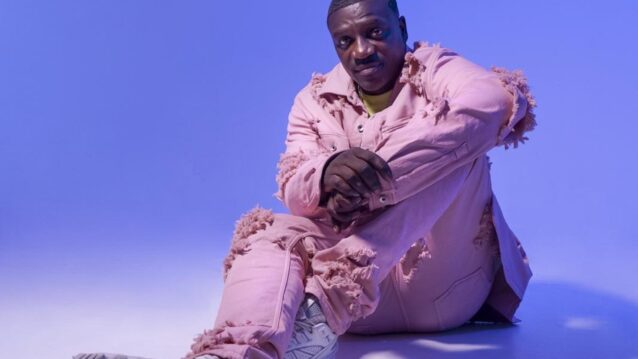 Akon istuu lattialla. Akon saapuu yllättäen Suomeen!