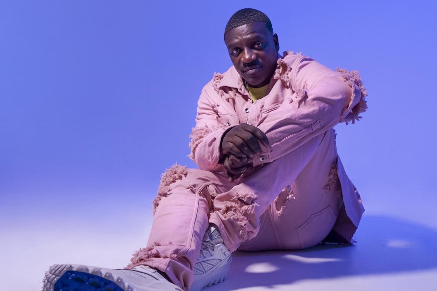 Akon istuu lattialla. Akon saapuu yllättäen Suomeen!