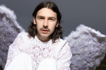 Artem siivet selässä. Artem jatkaa valtavirran vastaan uimista!