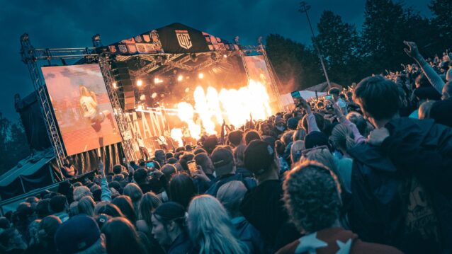 Yleisö katsomassa Sexmanea. Hoodfest kasvaa kansainväliseksi!