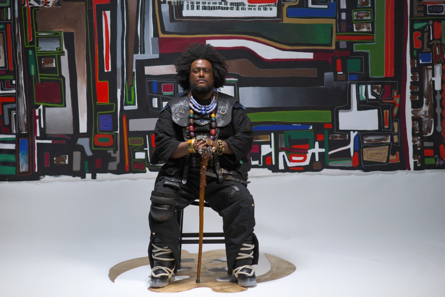 Kamasi Washington istuu tuolilla. Kamasi Washington palaa Suomeen!