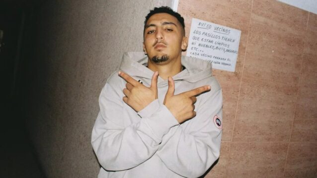 Morad makaa lattiaa vasten. Morad saapuu Blockfesteille!