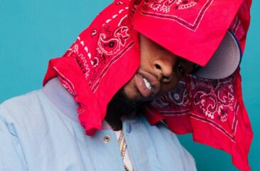 Tory Lanez punainen huivi päässä. Tory Lanezia puukotettiin!