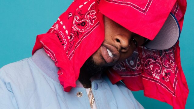 Tory Lanez punainen huivi päässä. Tory Lanezia puukotettiin!