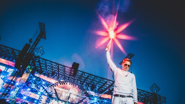 Cheek Olympiastadionilla soihtu kädessä. Väitöstutkija analysoi Cheekin koko tuotannon!