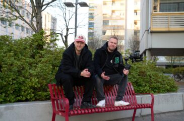 DJ Ewok ja Hans Väkevä istuvat penkillä. Laman Lapset -albumi sai musiikkivideon!