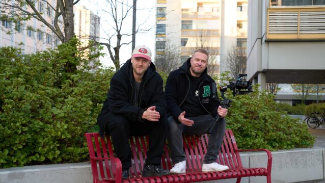 DJ Ewok ja Hans Väkevä istuvat penkillä. Laman Lapset -albumi sai musiikkivideon!