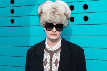 Hugo Toosi aurinkolasit päässä. Hugo Toosi palasi!