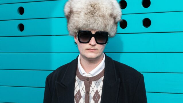 Hugo Toosi aurinkolasit päässä. Hugo Toosi palasi!