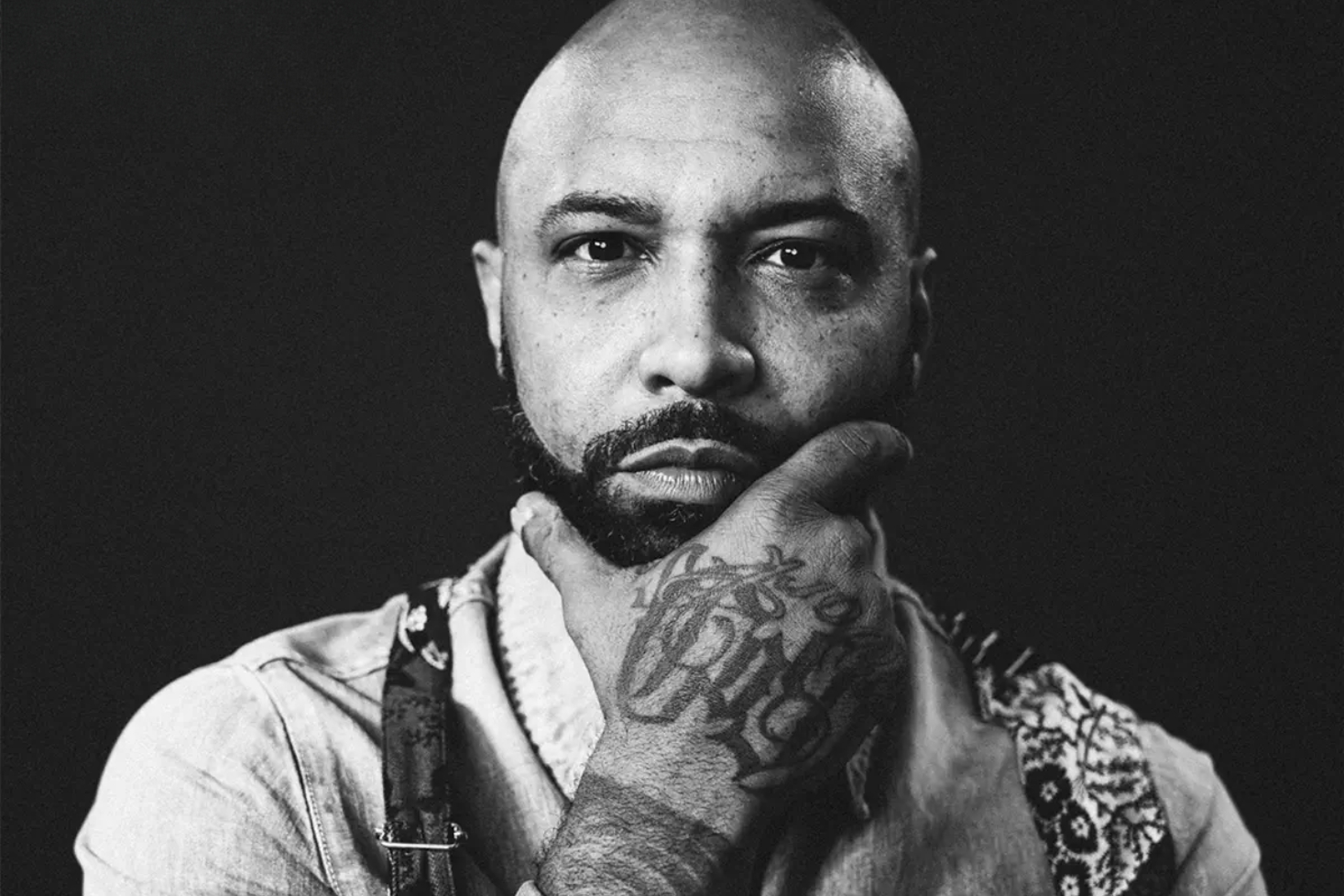 Joe Budden nojaa käteensä. Joe Buddenin podcastin massiiviset tulot paljastuivat!