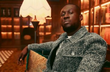 Stormzy istuu tuolilla. Stormzy perustaa elokuvastudion!