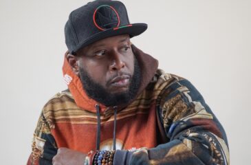 Talib Kweli huppari päällä. Talib Kweli mukana remix Stacy Eppsin biisillä!