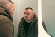 Tuomas Kauhanen katsoo itseään peiliin. Tuomas Kauhanen ottaa kantaa!