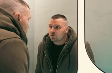 Tuomas Kauhanen katsoo itseään peiliin. Tuomas Kauhanen ottaa kantaa!