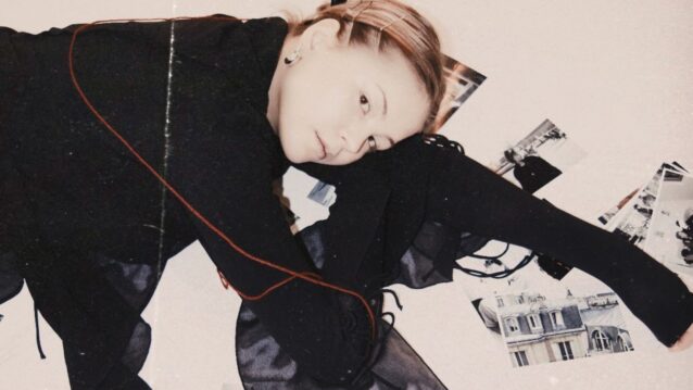 Vivian makaa lattialla. Vivianin single "katoa" nyt ulkona!