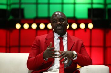 Akon punaisessa pikkutakissa. Senegal hautasi Akon Cityn!