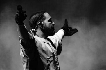Drake lavalla. Draken uusi koruketju kunnioittaa Kaunotar ja Hirviö -elokuvaa ja edesmenneen muotisuunnittelijan perintöä!