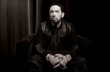Eminem istuu tuolilla. Eminemin dokumentti nostaa superfanit pääosaan!