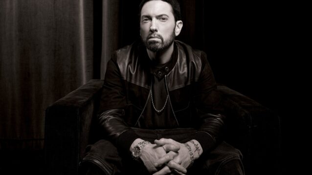 Eminem istuu tuolilla. Eminemin dokumentti nostaa superfanit pääosaan!