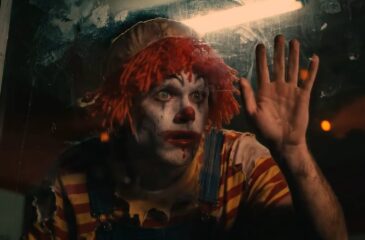 Pelle katsoo ikkunasta ulos. Popeyes julkaisi A.I.-dissibiisin McDonald'sille!