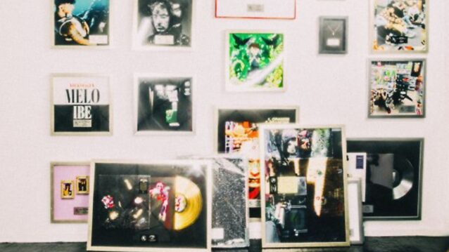 Skorpionin katalogi. Skorpioni myytiin Warnerille!