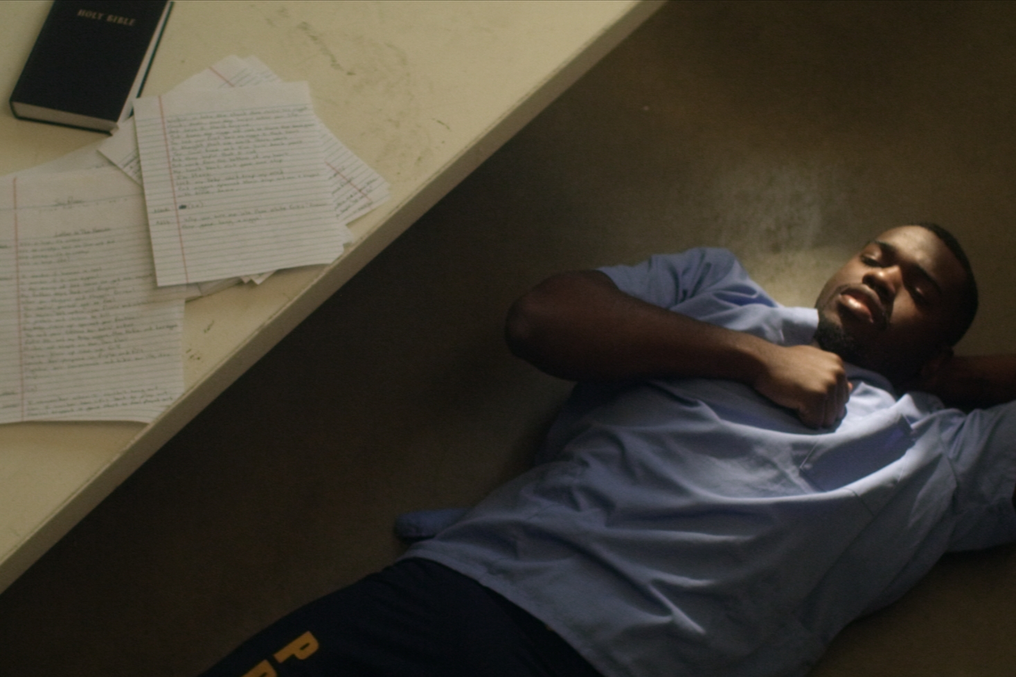 Mies makaa maassa. Netflix tuo ruutuun vankilassa sävelletyn musiikkidokumentin!