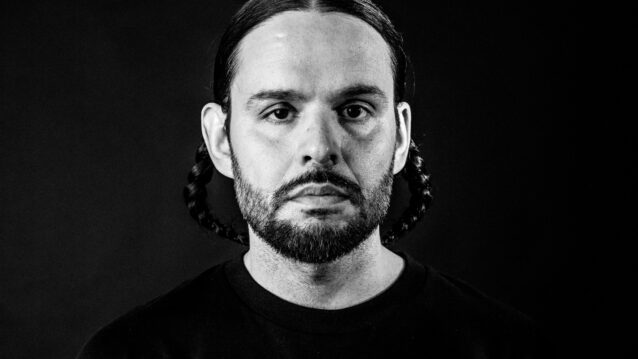Timo Pieni Huijaus Tiili-kappaleen promokuvassa. Timo Pieni Huijaus herättää Punaisen tiilen uudelleen!