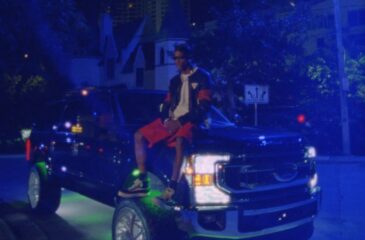 Travis Scott istuu auton päällä. Travis Scott iskee takaisin!