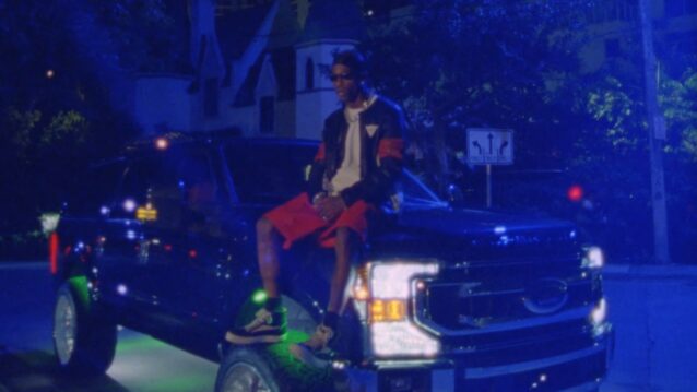 Travis Scott istuu auton päällä. Travis Scott iskee takaisin!