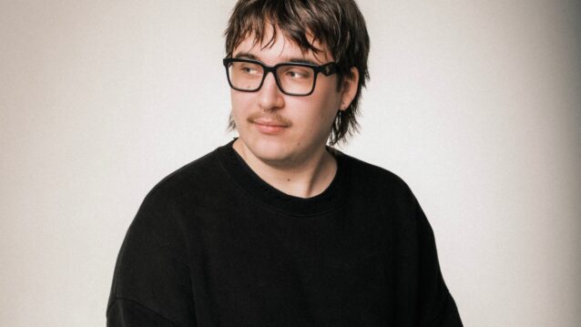 1les musta paita päällä. Haastattelussa 1les!